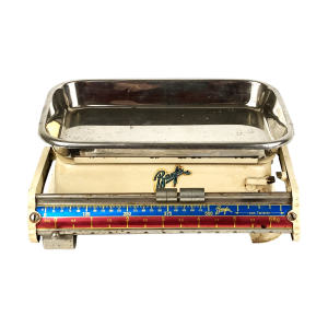 Metalen vintage weegschaal van het merk Baufa. Met afneembare schaal. Met gebruikssporen.