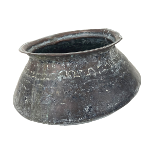 Antieke Arabische koperen tuimelpot. Formaat: ca. 28 cm breed; 14,5 cm hoog. Opening: diameter 18 cm. Met klein gaatje in het koper (zie foto).