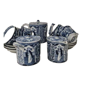 Mosa Maastricht lange lijs theeservies. Zes kop en schotels, theepot, melkkan en suikerpot.