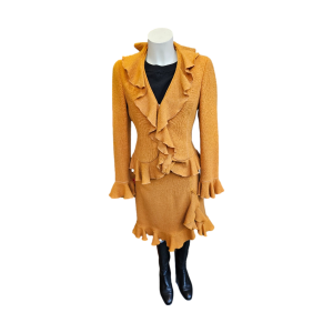 Oranje Moschino Cheap and Chic mantelpakje met speelse tailoring en iconische flair; chic, gedurfd.