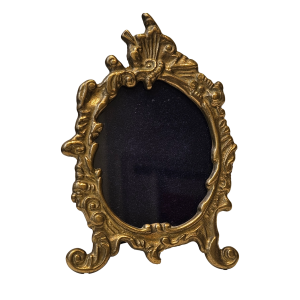 Het fotolijstje kenmerkt zich door een mooi gedetailleerde stijl. De achterkant heeft een uitklapbare standaard. Het foto-formaat is ca. 11x9 cm.