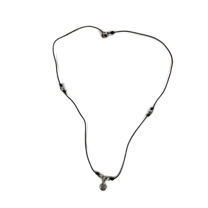 Leren koord ketting met zilveren bedels en kralen van Uno de 50. Lengte: 45 cm. Nieuw!