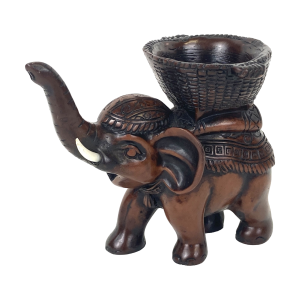 Bruin beeldje van een olifantje met waxinelichthouder op de rug. Materiaal: resin (giethars). Oogt als houtsnijwerk. Formaat: 14 l x 11 h x 8 b. In uitstekende staat.
