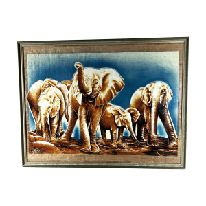 Ingelijst canvas schilderij van een kudde olifanten. Achter glas. Afmeting: 84 cm breed x 64 cm hoog. Links onder gesigneerd. In houten groen met zilverkleurige lijst van 2 cm breed en 2 cm diep. De lijst is iets beschadigd. Canvas in uitstekende staat.