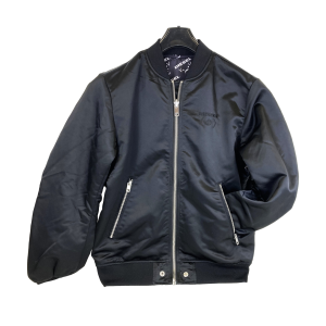 Diesel J-Mark 2 in 1 bomberjack. Maat L. Materiaal: polyester. Omkeerbaar. De ene kant is volledig zwart en op de achterkant bevindt zich een grafisch borduursel, de andere kant is een volledig wit logo op een zwarte achtergrond. De jas heeft een geribde kraag, manchetten en taille. Compleet met een ritssluiting aan de voorkant en twee diagonale zakken aan elke kant. Klassieke pasvorm. Lengte: 70 cm. Van oksel tot oksel: 57 cm. Mouwlengte vanaf schoudernaad: 67 cm. In nieuwstaat.