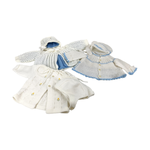 3 Setjes met vintage gebreide babykleertjes c.q. poppenkleertjes. In wit met licht blauw. Met bijpassende mutsjes.