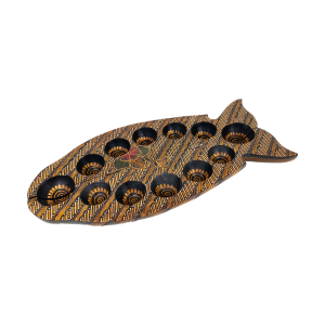 Houten mancala spel met batik motief. In de vorm van een vis. Afkomstig uit Indonesië. Uitklapbaar en compleet met diverse schelpjes om het spel mee te spelen. Voor spelregels: zie foto. Tevens zeer decoratief. Afmeting in ingeklapte vorm: 49 cm lang x 12 cm hoog x 6 cm diep. In prachtige staat.