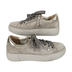 Nieuwe lage dames sneakers van Gabor Comfort. Maat 38 (5) G (= normale pasvorm). Kleur: beige met zilveren achterkant. Materiaal: suède. Voering: suède met stof. Profielzool: kunststof. Met vetersluiting en ritsje voor een gemakkelijke instap. Uitneembare binnenzool. Hoogte zool: ca. 3,5 cm.