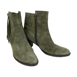 Suède dames enkellaarsjes van Gabor Comfort. Kleur: groen. Maat: 40 (=6,5). Normale pasvorm (G). Met rits en franje. Voering: stof. Zool: kunststof. Hakhoogte: 7 cm. In uitstekende staat.