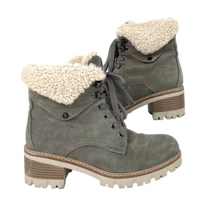 Grijs met beige suède enkellaarsjes van Hush Puppies. Maat 39. Met wollen rand, vetersluiting en ritsje. Met blokhak. Hakhoogte: 5 cm. Voering en binnenzool: stof. Zool: rubber. Valt normaal. In uitstekende staat.