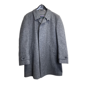 Klassieke grijze wollen heren mantel. Maat 52. Met blinde knoopsluiting en geruite wollen en polyester voering. Binnenzak met rits. Lengte: 55 cm. Mouwlengte: 66 cm. Van oksel tot oksel: 62 cm. In nieuwstaat.