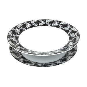 Twee witte porseleinen ontbijtborden met décor van zwarte vissen door M.C. Escher. Fabrikaat: Arzberg Tric. Uitgebracht voor Douwe Egberts. Diameter: 22 cm. In uitstekende staat.