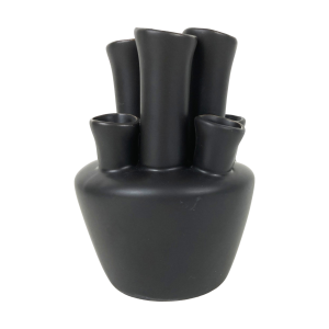 Aardewerken tulpenvaas in zwart/antraciet. Merk: DK. Handgemaakt. Voor 7 bloemen. Hoog: 15 cm. Diameter: 11 cm. In uitstekende staat.