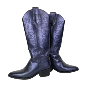 Paarse leren dames cowboylaarzen van Manfield. Maat 36. Voorzien van een metallic laagje. Schachthoogte: 38 cm. Omtrek schacht: 37 cm. Met blokhak van 5 cm. Geen uitneembare binnenzool. Puntvormige neus. Normale pasvorm. Voering: stof. Zool: kunststof. In uitstekende staat.