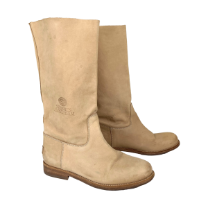 Hoge leren dameslaarzen van Shabbies Amsterdam. Maat 38. Kleur: beige (kleur oogt als die van zeem leer). Totale hoogte: 34 cm. Hakhoogte: 2,5 cm. Schacht wijdte: 36 cm. In gebruikte staat (zie foto's).