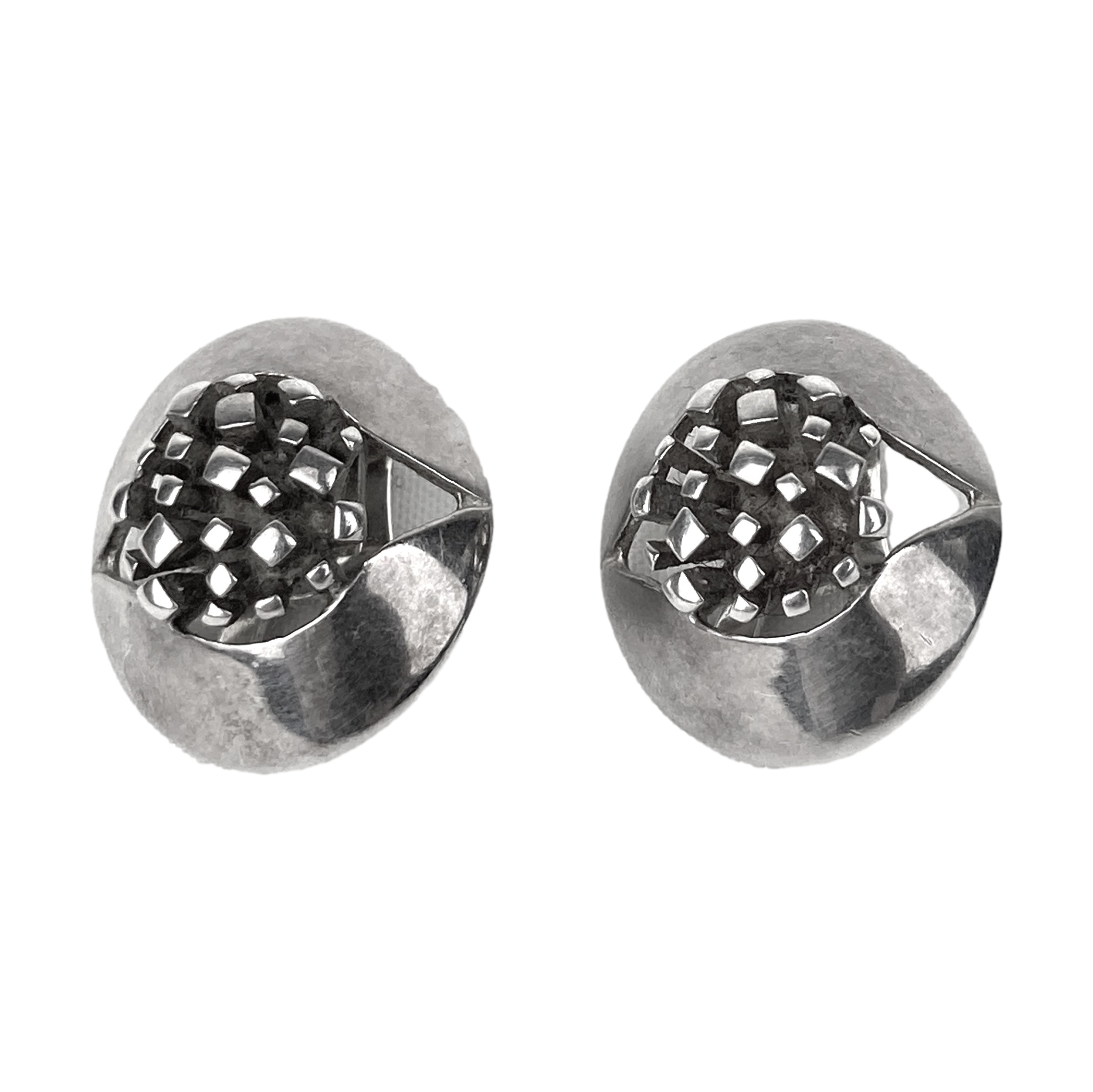 Zilveren clip oorbellen. Gewicht: 14,5 gram. Afmeting: diameter: 2 cm. Dikte: 0,5 cm. Met zilverkeur 835. Ze zien er als nieuw uit.