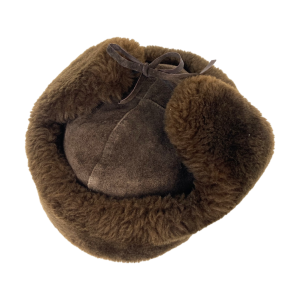 Bruin Russische muts. Merk: Best Quality Horting en Sons London. Maat 57 (L). Met oorflappen. Materiaal: suède en namaak bont. In uitstekende staat.