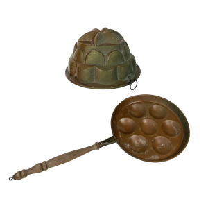 Antieke koperen tulband puddingvorm met ophangoog. Diameter: 21 cm. Hoog: 15 cm. + koperen poffertjes pan / escargot pan met houten handvat en ophangoog. Diameter: 22 cm. Hoog: 3 cm. Lengte handvat: 24 cm. Ook zeer decoratief aan de muur!