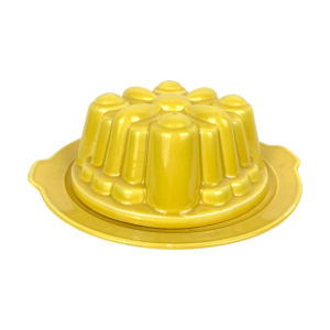 Keramieken puddingvorm met onderbord (diameter 25 cm). Gemerkt aan onderzijde: Petrus Regout Maastricht. Kleur: geel. Puddingvorm (diameter 20 cm) in uitstekende staat, onderbord heeft wat slijtage.