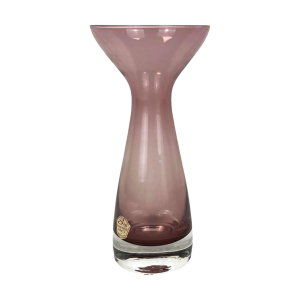 Glazen vaasje van Sea Glasbruk Kosta Sweden. Kleur: aubergine. Jaren '70. Hoog: 15 cm. Met origineel Glasbruk sticker. In prachtige staat. Ook een fraai verzamelstuk.