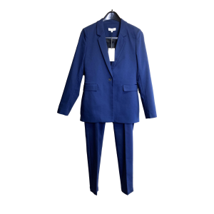 Donkerblauwe blazer met broek. Merk: mbyM (Denemarken). Maat M. Materiaal: 50% katoen, 47% polyester, 3% elastaan. Blazer: Style Maddox. Afmetingen: Lang 75 cm; oksel tot oksel 47 cm; mouwlengte vanaf de schoudernaad 63 cm. Nieuwprijs: 119,95. Broek: Style Keely. Afmetingen: Lang: 101 cm; Bandbreedte; 40 cm. Alles nieuw met prijskaartjes!
