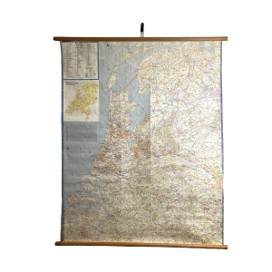 Oude schoolkaart van Nederland met alle wegen. Voor aan de wand. Van papier op linnen tussen stokken. Formaat: ca. 105 cm breed x ca. 125 cm hoog. Met kleine gebruikssporen (zie foto’s).