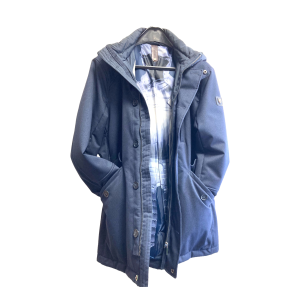 Donkerblauw heren jack van Fortezza. Maat 52. Met rits en blinde knoopsluiting, vaste capuchon, 2 binnenzakken en 2 buitenzakken. Lengte: 83 cm. Van oksel tot oksel: 58 cm. Mouwlengte vanaf de schoudernaad: 70 cm. Voering met fraai dessin. In uitstekende staat.