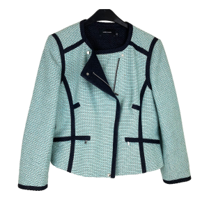Stijlvol kort jasje van Karen Millen. Maat 42. In turquoise, zwart en wit. Getailleerd. Met twee zakken met rits. Blinde sluiting met rits en drukkers. Materiaal: katoen met linnen. Voering: viscose. Afmetingen: lengte: 57 cm; oksel tot oksel; 48 cm; mouwlengte vanaf de schoudernaad: 56 cm. In uitstekende staat.