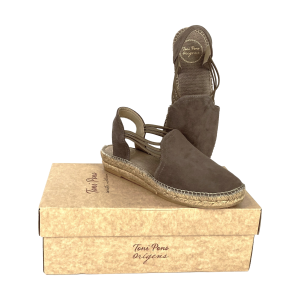 Taupekleurige espadrilles  van Toni Pons. Lijn: Origens. Model NURIA. Maat 37. Materiaal buitenlaag: Suède. Voering: Textiel. Zool: Natuurrubber. Sluiting: Instapper/open. Zonder hak. Nieuwprijs: 69,99. Met originele verpakking. In nieuwstaat.