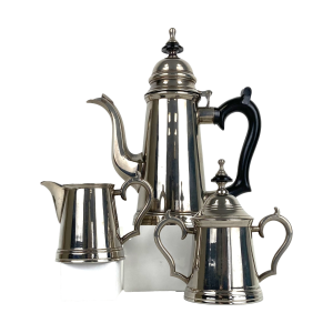 Verzilverde koffiekan, suikerpot en melkkan. Hollands fabrikaat. Met bakelieten handvat en knopjes. Formaten: koffiekan: 23 h x 21 b, diameter: 9 cm; suikerpot: 14 h x 14 b, diameter: 7,5 cm; melkkan: 9 h x 11 b, diameter: 6,5 cm. Melkkan gemerkt aan onderkant.