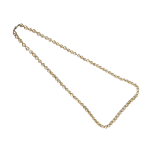 Handgeknoopte ivoorkleurige parelketting van Majorica (Spanje). Met zilveren (835) slotje met zirkonia. Lengte: 77 cm. Diameter parels: 7 mm. Stijl: Avantgarde. Gewicht: 56,9 gram. In prachtige glanzende staat.