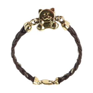 Armbandje van bruin gevlochten leer en een zwaar verguld zilveren beertje en slotje. Lengte: 18 cm. Breedte bandje: 5 mm. Ongemerkt maar getest door de juwelier. In nieuwstaat.
