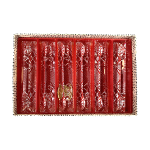 6 Loodkristallen messenleggers in originele doosje. Lengte: 8,5 cm. Met zeer fraai waaierslijpsel. Gemaakt in West-Duitsland. Van loodkristal 24% PbO. In prachtige staat.