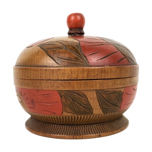 Rond houten Amsterdamse School dekseldoosje. Gedecoreerd in batik stijl, gebrand en ingekleurd met een floraal motief van bloemen. Jaren '20/'30. Hoog: 11 cm. Diameter: 11 cm. Knopje is vast gelijmd, verder in prachtige staat.