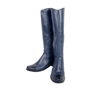 Donker blauwe hoge leren laarzen van Lien & Giel. Maat 36. Met lange rits aan achterzijde. Totale hoogte: 41 cm. Schachtwijdte: 37 cm. Hakhoogte 3,5 cm. Leer gevoerd. In uitstekende staat.