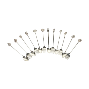 6 Shell lepeltjes en 6 gebakvorkjes. Verzilverd. Met schelpen/zeevruchten. In de jaren ’80 kon men deze aanschaffen na het sparen van Shell zegeltjes. In uitstekende staat.