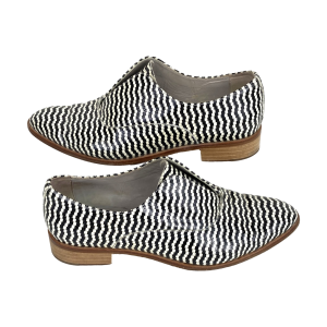 Dames instappers van Pertini (Made in Spain). Maat 42. Met zwart/wit geblokte print. Geheel leer. Hakhoogte: 3 cm. Zonder uitneembare binnenzool. Gebruikt maar in uitstekende staat.