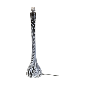 Glazen lampvoet van Hala Zeist. Hoogte: 77 cm. Diameter: ca. 25 cm. In zwart/wit zebra motief. Voor één lamp van max. 75 Watt. Normale fitting. Zonder kap. In uitstekende staat.