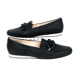 Zwarte dames instappers van Hassia. Model Pisa (1539). Maat 41 (7,5). Pasvorm: Wijdte G, Premium comfort. Bovenmateriaal en voering: leer. Sluiting: hoogfront met aan beide zijden elastiek. Zool: flexibel tandprofiel. Hakhoogte: 15 mm. Uitneembare binnenzool ontbreekt. In uitstekende staat.