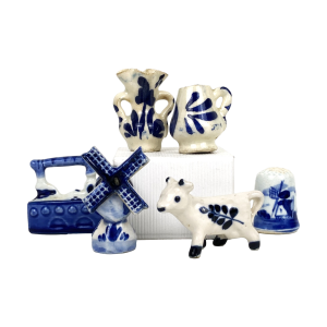 6 Delftsblauwe keramieken letterbak/poppenhuis miniaturen zoals: vingerhoedje, molen, koe, strijkijzer, vaas en kannetje. Ongemerkt. Hoogte: 3-4 cm.