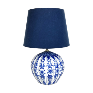 Keramieken pompoenvormige tafellamp in wit met blauwe Chinese motieven. Ca. 1900. Met blauwe stoffen kap. Hoogte voet: 25 cm., diameter: ca. 32 cm. Hoogte voet met normale fitting: 37 cm. Hoogte kap: 25 cm, diameter: 33 cm. Uitsluitend afhalen.