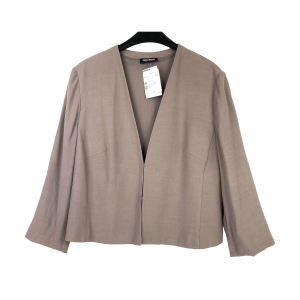 Nieuw leverkleurig kort dames jasje van Gerry Weber. Maat 40. Sluiting met twee haakjes. Gevoerd. Afmetingen: hoogte: 55 cm; van oksel tot oksel: 52 cm; mouwlengte vanaf de schoudernaad: 48 cm. Met prijskaartje. Nieuwprijs: 99,99.