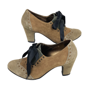 Suède dames schoenen van Di Lauro. Maat 36. In 3 bruin tinten. Hakhoogte: 7 cm. Vaste binnenzool. Leer gevoerd en kunststof zool. In uitstekende staat.