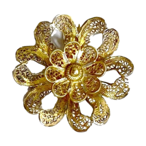 Antieke zilver vergulde broche in de vorm van een bloem. Met zilvergehalte 835/000. Diameter: 3 cm. Gewicht: 3,7 gram. Met enige slijtage maar is niet storend.