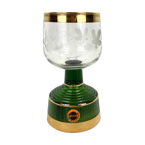 Wijnglas met jaren 60-muziek, met gouden rand op smaragdgroene sokkel. Het glas is handgeslepen met druiventrossen. Vermoedelijk afkomstig uit Duitsland. Genummerd: 1252. Na het opwinden hoor je de melodie "Es steht ein alter Nussbaum". Totale hoogte: ca. 14 cm. Iets slijtage aan de gouden randen maar in uitstekende staat.