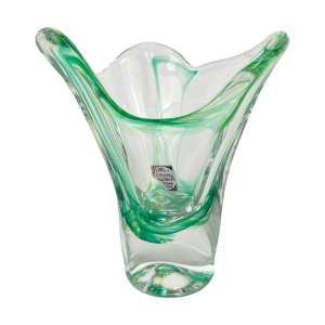 Kristallen vaasje in tulpmodel uit de Manuvaria-serie, ontworpen door Max Verboeket voor Kristalunie Maastricht in de jaren 60. In dik helder kristal met groene kleurlijnen. Hoogte: 12 cm. Breedte: 10 cm. Met sticker " Crystal Maastricht Holland". In prachtige  staat.