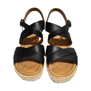 Mooie zomerse Gabor dames sandalen, voorzien van klittenband sluiting met siergesp en sleehak van ca. 4 cm.