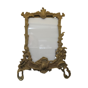 Deze heerlijk over-the-top  koperen fotolijst in barokstijl met standaard geeft jouw favoriete foto een verrassend dramatisch podium.