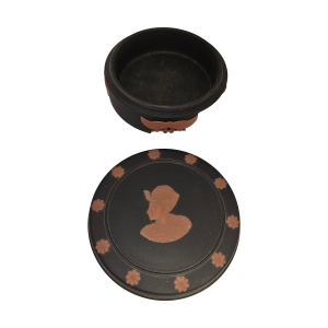Wedgwood Egyptian Revival Toetanchamon snuisterijendoosje uit 1978 gemaakt van zwarte basalt en terracotta jaspis.