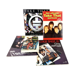 5 Take That-boeken, zoals: - Take That Our Greatest Hits door Gary, Howard, Jason en Mark, hardcover (ISBN: 90-5501-325-0)(met scheurtje); - Rick Sky, Alles en nog veel meer over Take That, pocket (ISBN: 90-225-1837-X); - Het officiële Take That-jaarboek, hardcover (ISBN: 90 5501 280 7); - Take That Ons Verhaal, door Piers Morgan (ISBN: 90 5501 085 5) en Take That Op Toernee (ISBN: 90 5501 133 9).